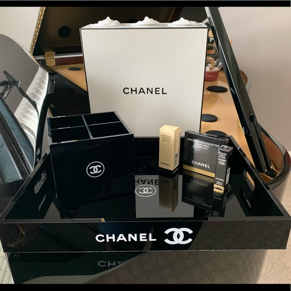 CHANEL | Vanity / Cosmetic Essentials - Picture 5 of 13